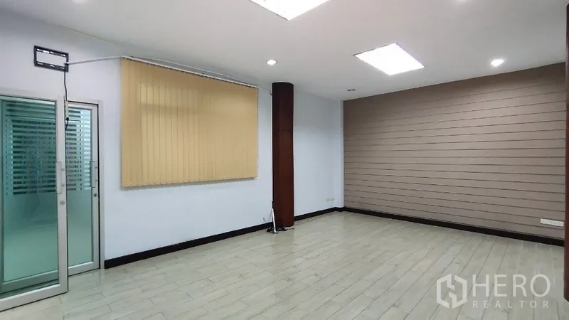 带办公室的家 出租在Huai Khwang, Bangkok - 会议室，木纹装饰墙、垂直百叶与推拉玻璃门