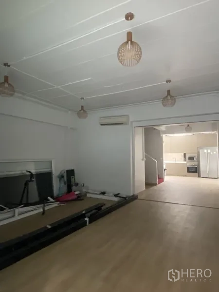 สำนักงานที่บ้าน ให้เช่าหรือขาย - ห้องสตูดิโอขนาดใหญ่ พื้นไม้ โคมแขวน ต่อเนื่องถึงโซนครัว