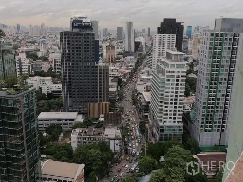 公寓 出售在Watthana, Bangkok - 通罗高层城市天际线景观，林立高楼与街景。
