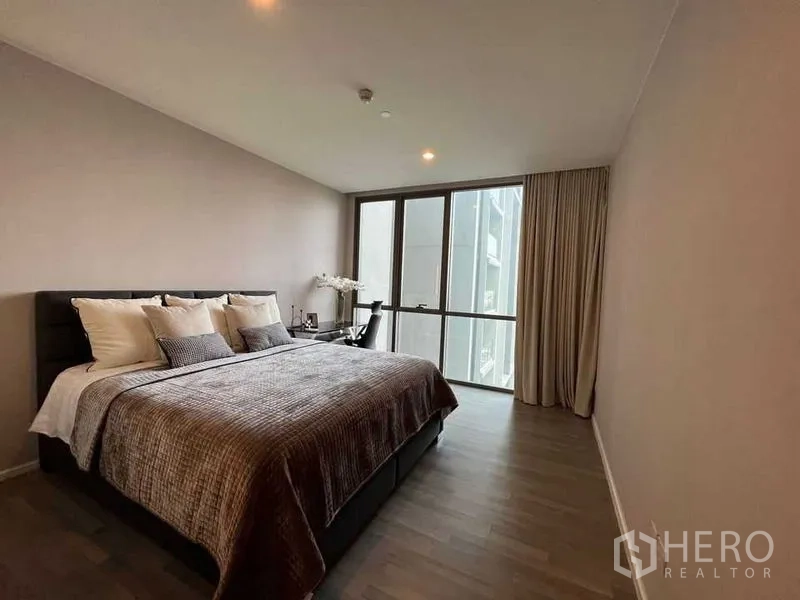 公寓 出租在Watthana, Bangkok - 宽大的主卧，通高窗与窗帘。