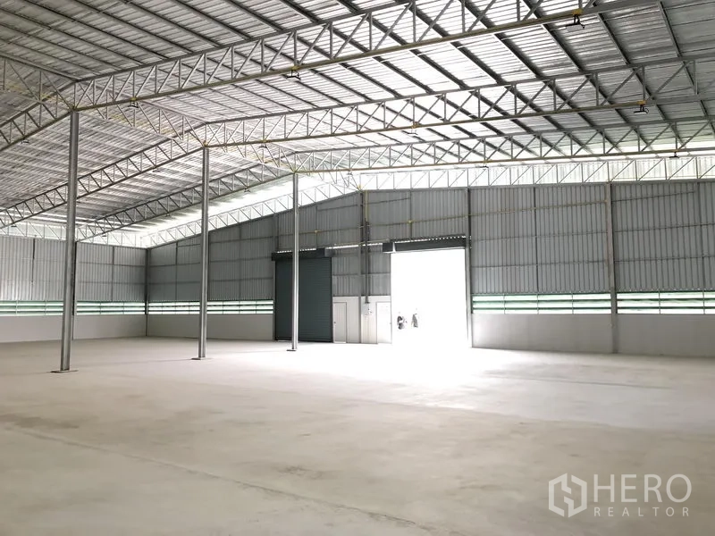 货栈 出租在Lat Lum Kaeo, Pathum Thani - 主装卸门与卷帘门，让充足光线进入仓库