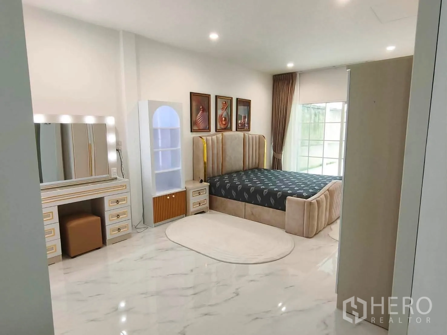 บ้านเดี่ยว for rent in Bang Phli, Samut Prakan - ห้องนอนกว้าง พื้นลายหินอ่อน มีโต๊ะเครื่องแป้งและเตียง.
