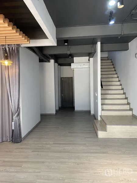 สำนักงานที่บ้าน ให้เช่าหรือขาย - พื้นที่โอเพนสเปซพร้อมบันได เพดานเปลือย และผ้าม่านจรดพื้น