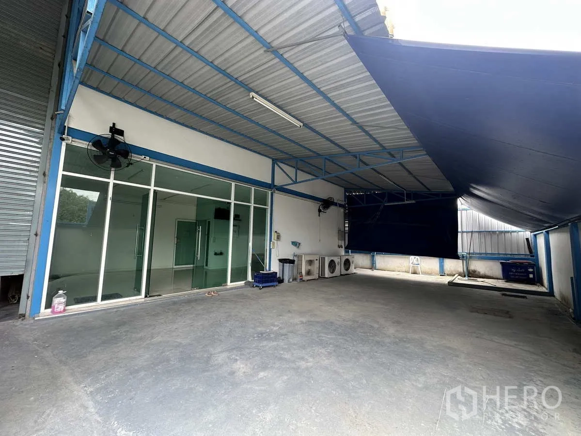 工厂 for rent or sale in Bang Yai, Nonthaburi - 带金属顶棚的装卸区，玻璃办公室立面、卷闸门与水泥地面