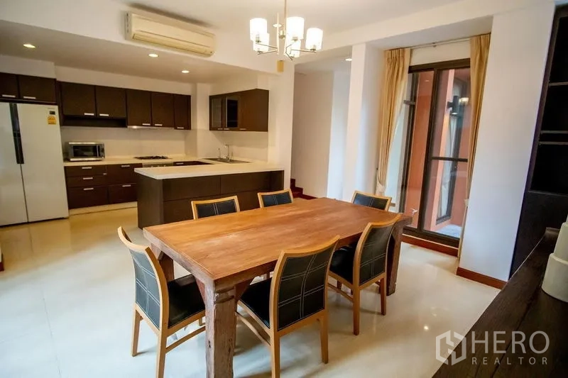 ทาวน์เฮาส์ ให้เช่าในWatthana, Bangkok - ครัวเปิดเชื่อมโซนทานอาหาร มีไอส์แลนด์และตู้บิลท์อินสีเข้ม