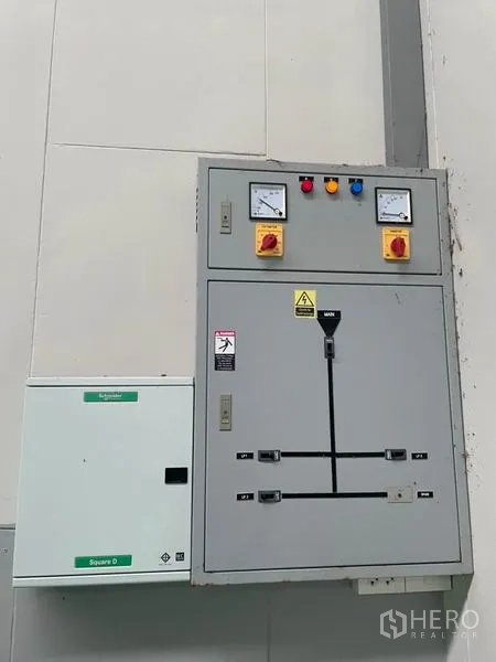 工厂 出租在Lam Luk Ka, Pathum Thani - 安装在墙面的工业电力控制柜
