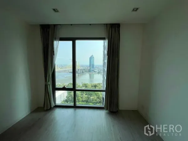 公寓 出售 - 宽敞房间的整面高窗呈现江河与天际线美景。