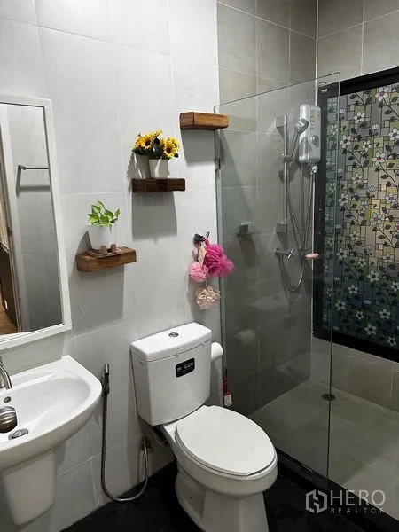 บ้าน ให้เช่าในPrawet, Bangkok - ห้องน้ำพร้อมตู้กระจกกั้นฝักบัว โถสุขภัณฑ์ และชั้นวางไม้