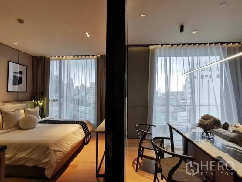 Condominium for rent in Khlong Toei, Bangkok - Sliding partition separating bedroom and living room with twin floor-to-ceiling windows