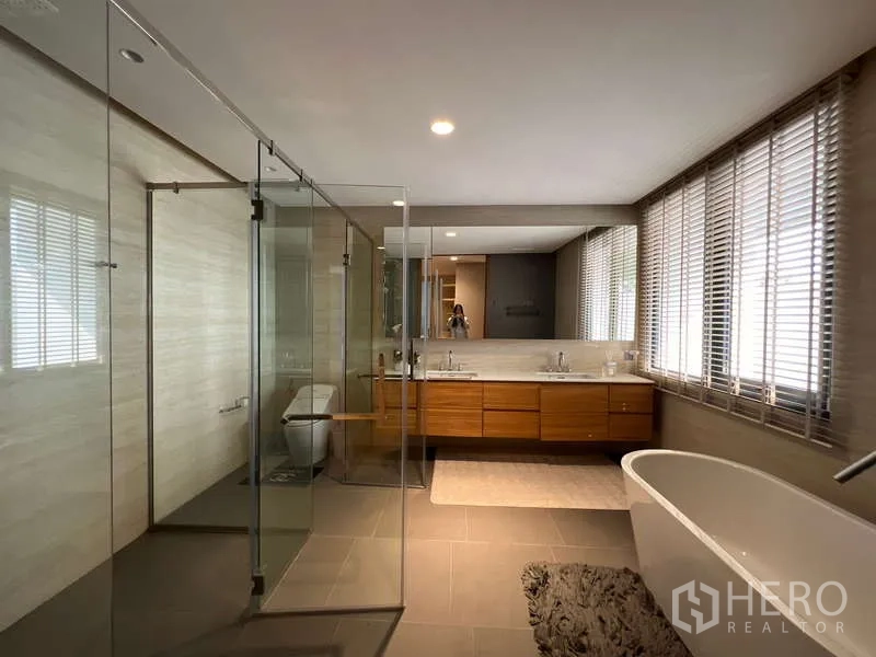 Detached House for rent in Suan Luang, Bangkok - Luxury primary bathroom with glass shower, double vanity and soaking tub.