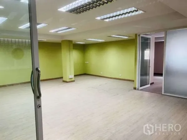带办公室的家 出售在Huai Khwang, Bangkok - 开放式办公层，木纹地板、浅绿色墙面与嵌入式照明