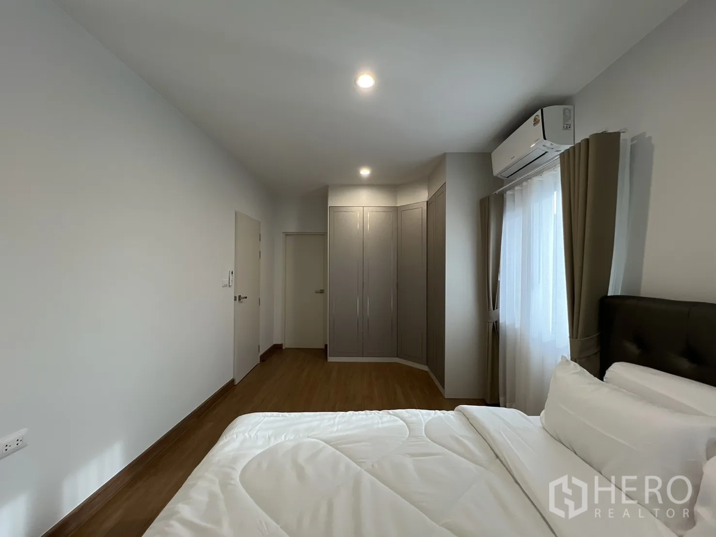 独立式住宅 出租在Prawet, Bangkok - 明亮卧室，双人床与定制衣柜。