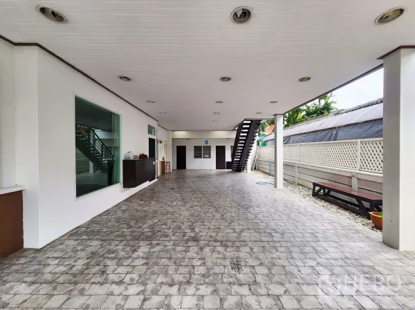 Detached House for rent in Bang Kapi, Bangkok - Covered carport and long shaded driveway along the side of the house.