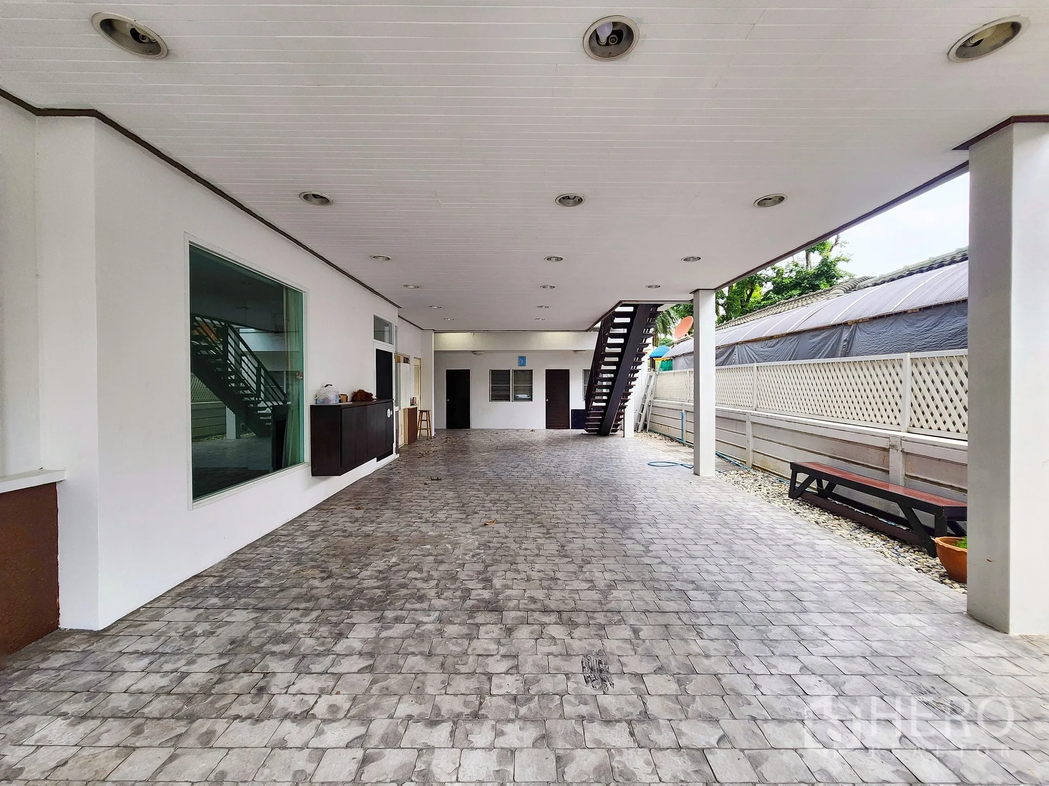 Detached House for rent in Bang Kapi, Bangkok - Covered carport and long shaded driveway along the side of the house.