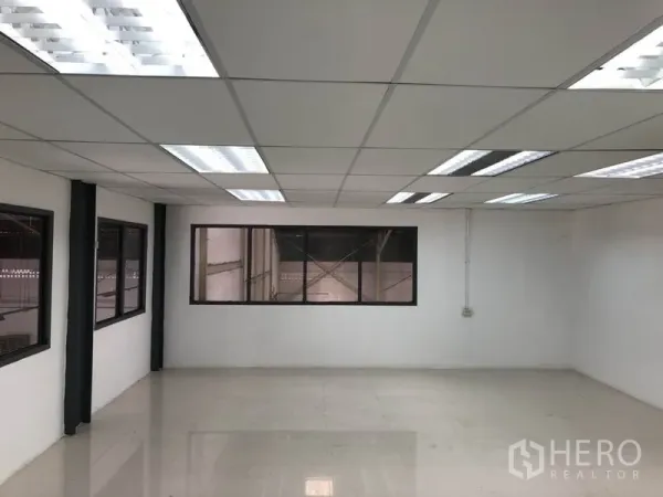货栈 出租在Mueang Samut Prakan, Samut Prakan - 明亮的夹层办公室，格栅天花与多扇窗户。