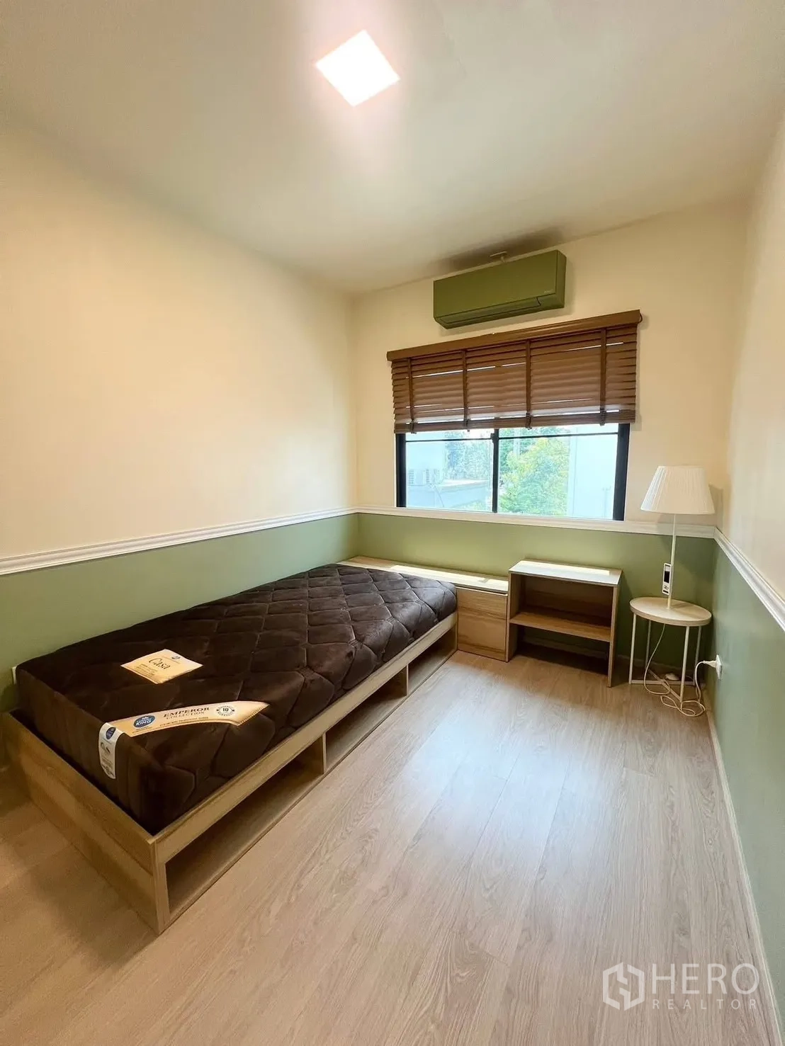 ทาวน์เฮาส์ for rent in Bang Phli, Samut Prakan - ห้องนอนเตียงเดี่ยว มีหน้าต่างม่านไม้ เครื่องปรับอากาศ และโต๊ะข้างเตียง