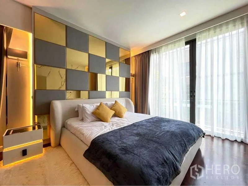 独立式住宅 出租在Bang Sue, Bangkok - 卧室带金灰拼接软包床头与阳台窗帘