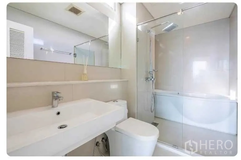 คอนโด ขายในWatthana, Bangkok - ห้องน้ำพร้อมตู้กระจกกั้นอาบน้ำและอ่างอาบน้ำ