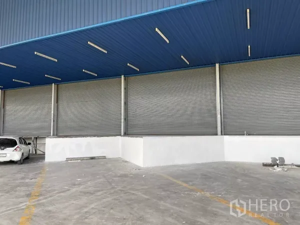 Warehouse for rent in Lat Krabang, Bangkok - Raised loading docks with multiple roller shutters and a covered bay for trucks.