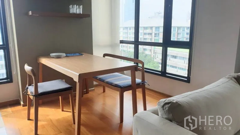 Condominium for rent in Phaya Thai, Bangkok - Dining nook for two beside large windows with natural light and neighborhood views.