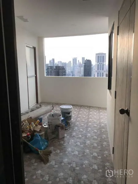 公寓 出售在Watthana, Bangkok - 覆盖式阳台，花纹地砖与开阔城市景观。