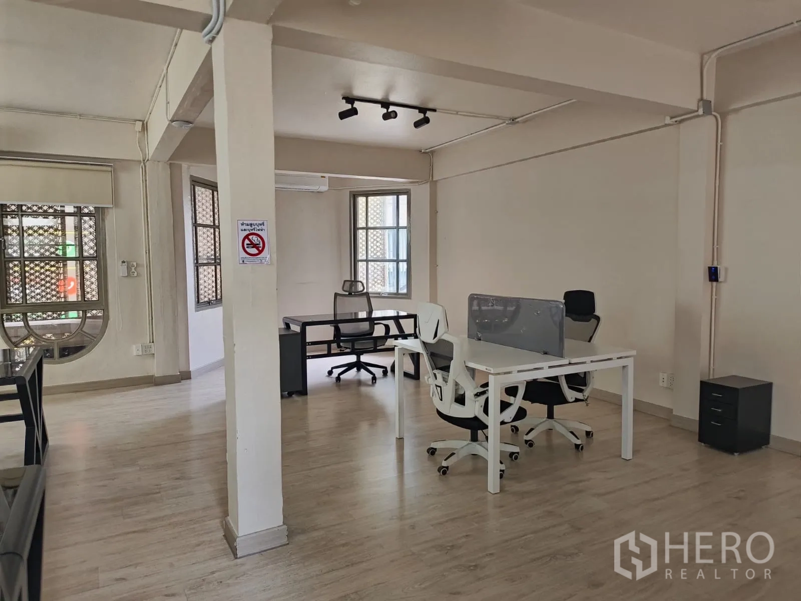 店屋 for rent in Watthana, Bangkok - 办公室区域设多张办公桌、轨道灯与浅色木地板。