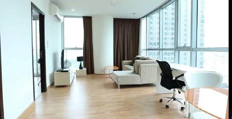 คอนโด ให้เช่าในWatthana, Bangkok - ห้องนั่งเล่นคอนโดในวัฒนา กรุงเทพฯ กระจกเต็มผนัง พื้นไม้ โซฟา โต๊ะทำงาน พร้อมวิวเมือง