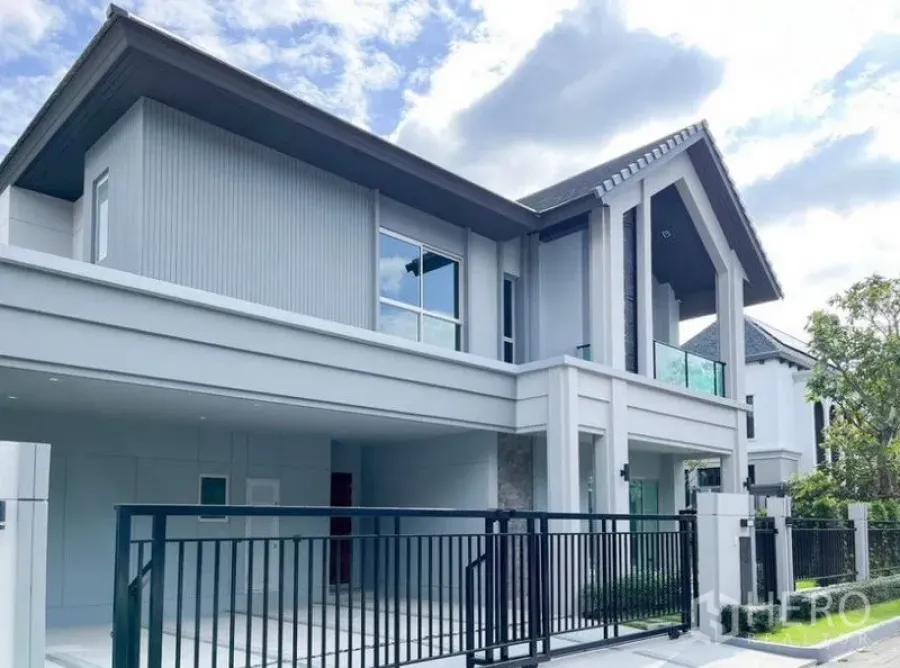 独立式住宅 出租 - 现代两层独立屋外观，带大门车道与阳台。