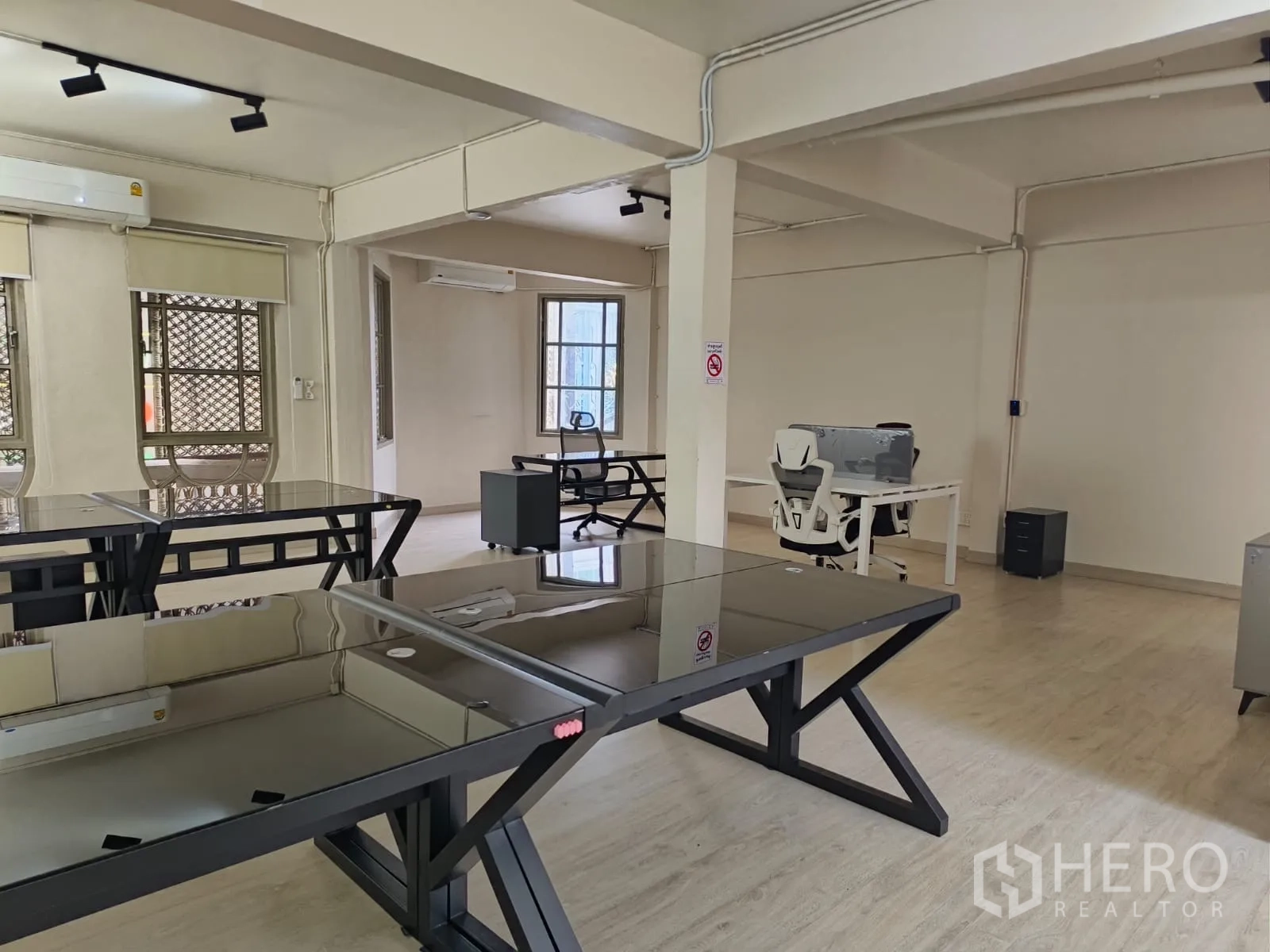 店屋 for rent in Watthana, Bangkok - 宽敞工作区布置黑色玻璃办公桌和外露管线。