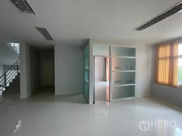 工厂 出租在Lam Luk Ka, Pathum Thani - 采光良好的办公室，设玻璃隔间与大窗
