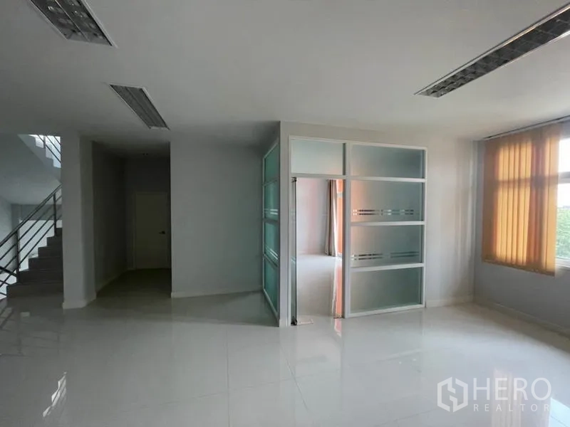 工厂 出租在Lam Luk Ka, Pathum Thani - 采光良好的办公室，设玻璃隔间与大窗