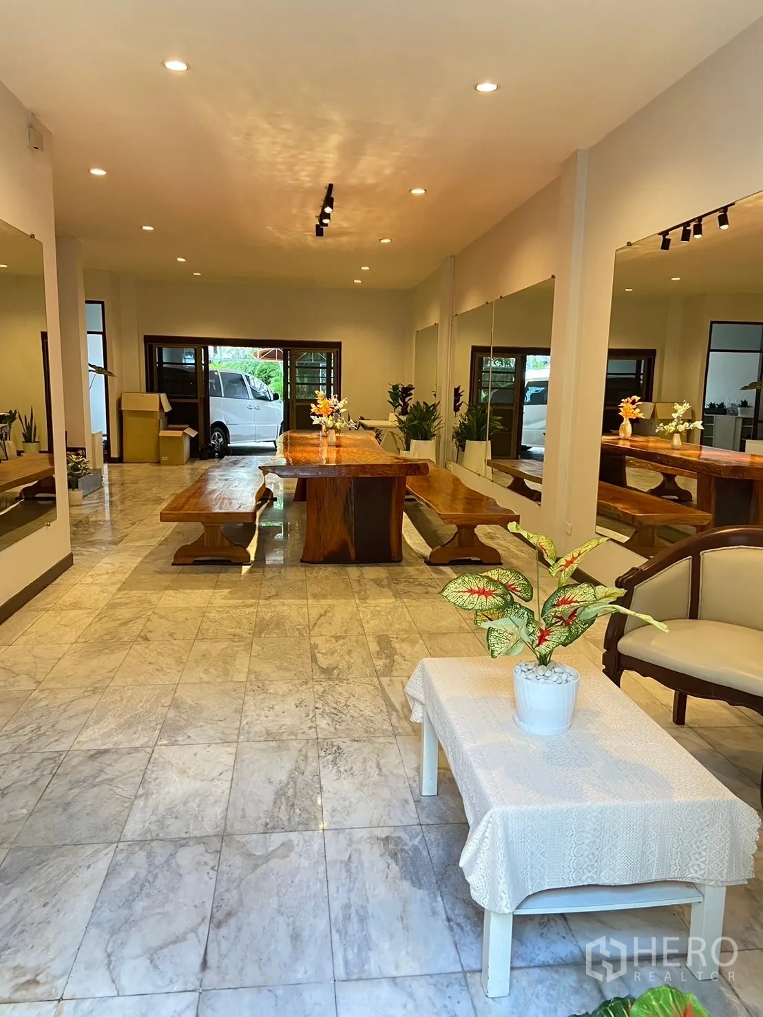家庭办公室 for rent in Watthana, Bangkok - 开放式大厅视角，长木桌、镜面墙，前方通向入口区