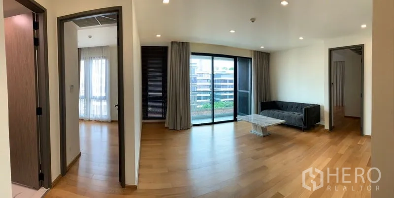 公寓 出售在Khlong Toei, Bangkok - 开放起居区连接阳台，通往各卧室的门廊一目了然。