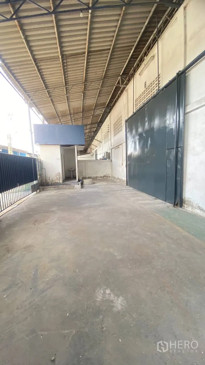 工厂 for rent in Bang Phli, Samut Prakan - 建筑侧长条形装卸平台，设宽大的金属滑门。