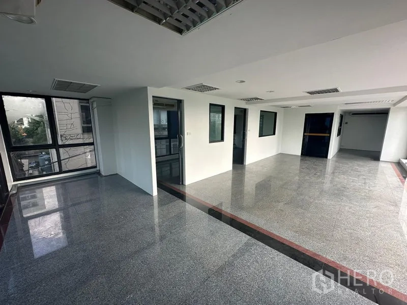 办公空间 出租在Sathon, Bangkok - 宽敞办公空间，内置玻璃门、筒灯照明与耐用石材地面。
