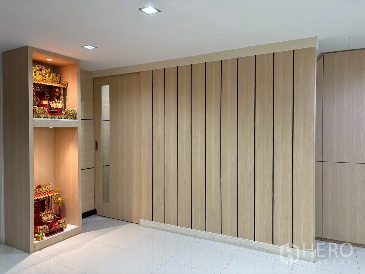 ทาวน์เฮาส์ for rent in Pathum Wan, Bangkok - โถงทางเข้าตกแต่งผนังลายไม้พร้อมช่องวางศาลเจ้าแบบมีไฟส่อง.