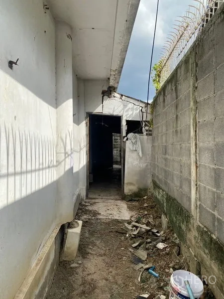 สำนักงาน ขายในWang Thonglang, Bangkok - ทางเดินแคบข้างอาคารติดกำแพงลวดหนาม มีเศษวัสดุบนพื้น