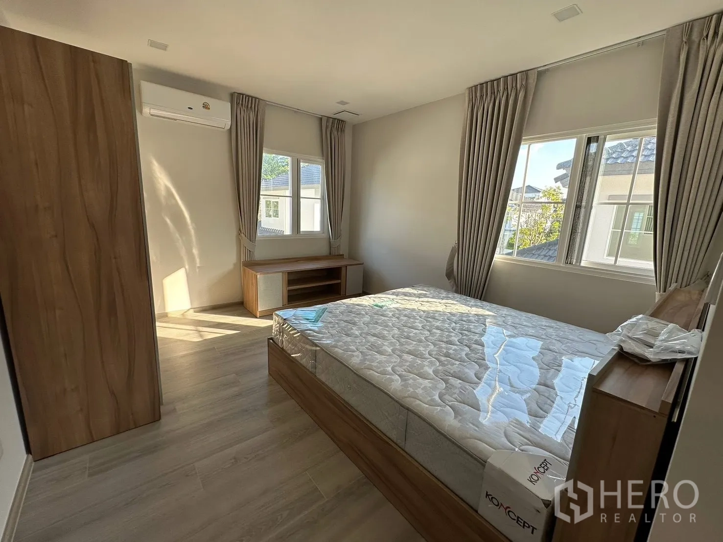 独栋房屋 for rent in Bang Phli, Samut Prakan - 采光充足的卧室，床位靠角窗与窗帘。