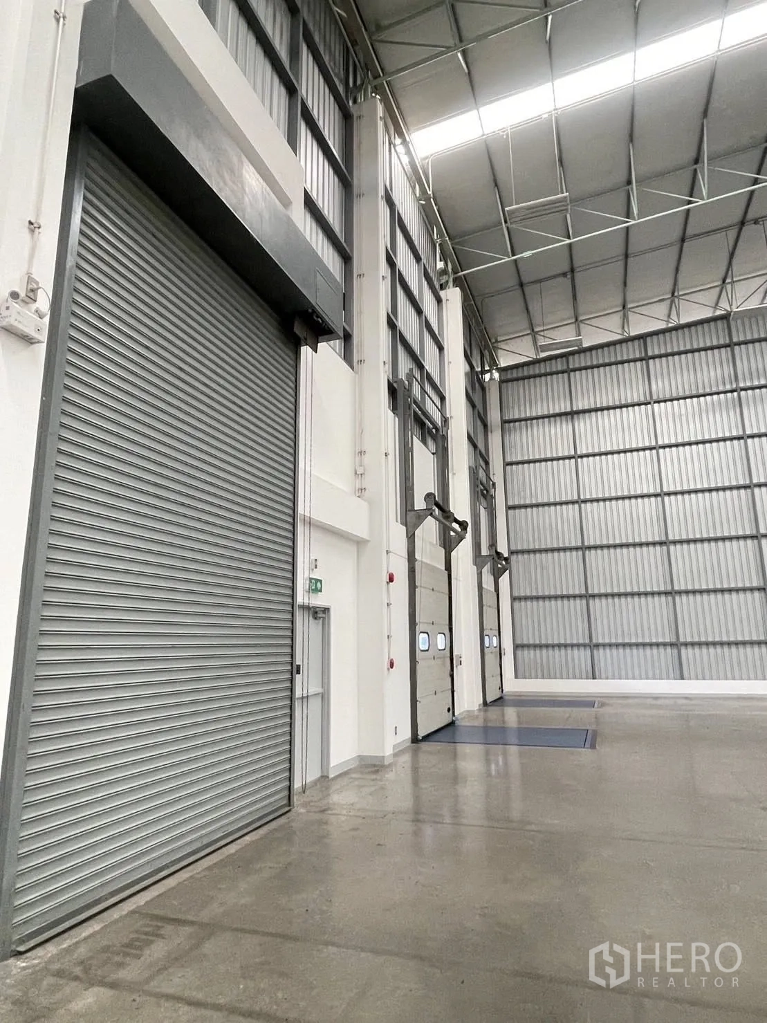 仓库 for rent in Bang Phli, Samut Prakan - 室内装卸区，沿墙布置的卷闸门与月台