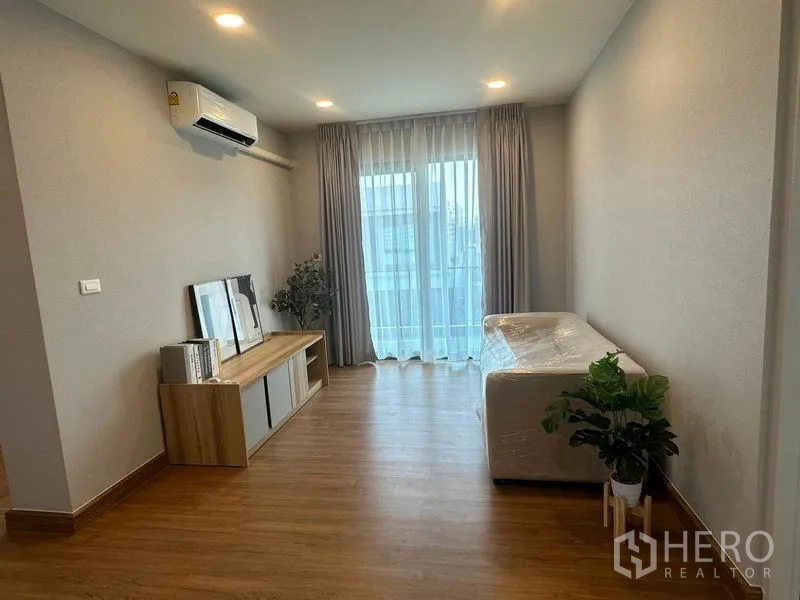Detached House for rent in Bang Phli, Samut Prakan - Upstairs family room with sofa, media console, balcony doors and air conditioning.