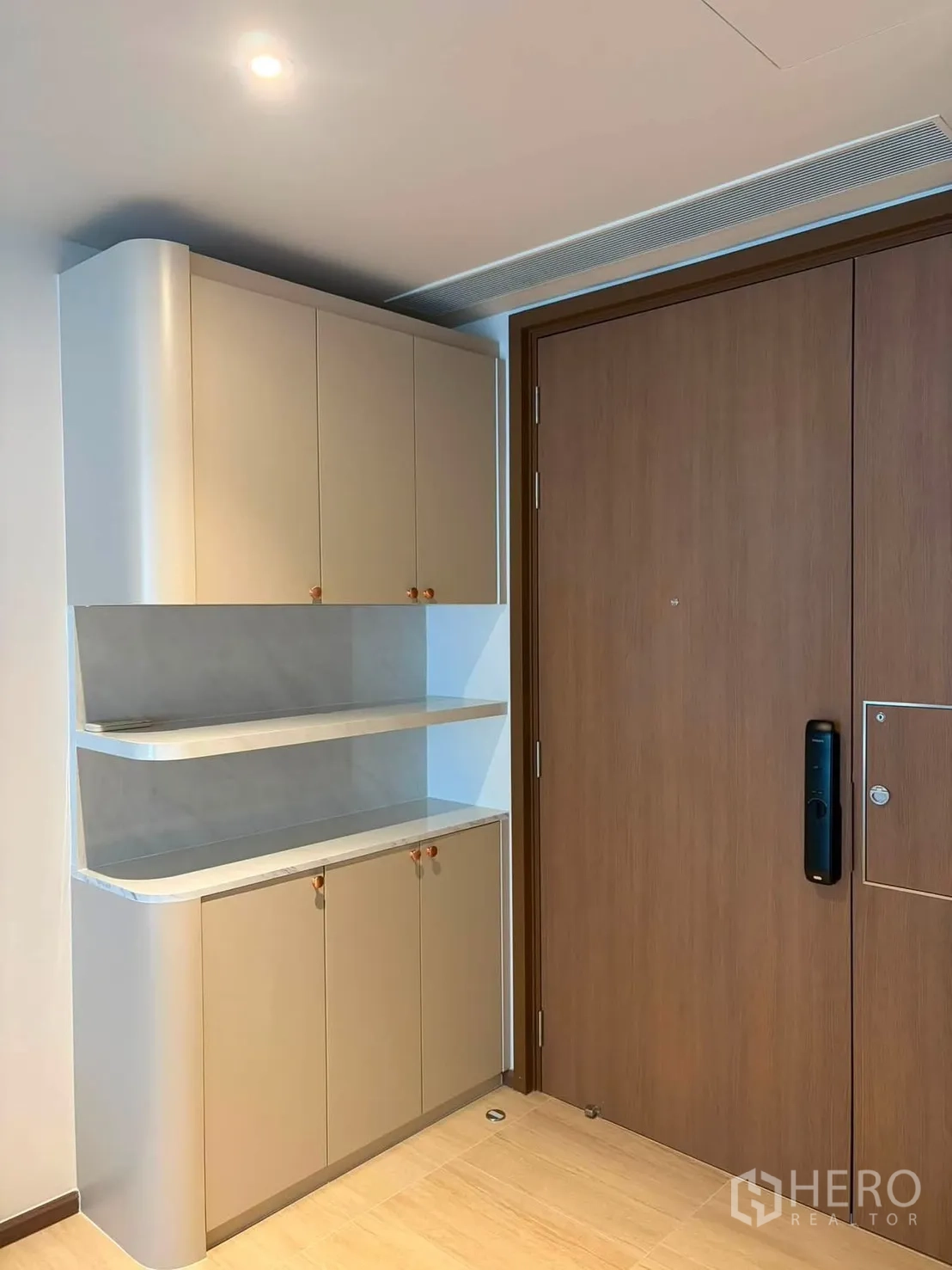 คอนโด for rent in Watthana, Bangkok - โถงทางเข้ามีตู้บิลท์อินและชั้นวางข้างประตูไม้พร้อมดิจิทัลล็อก