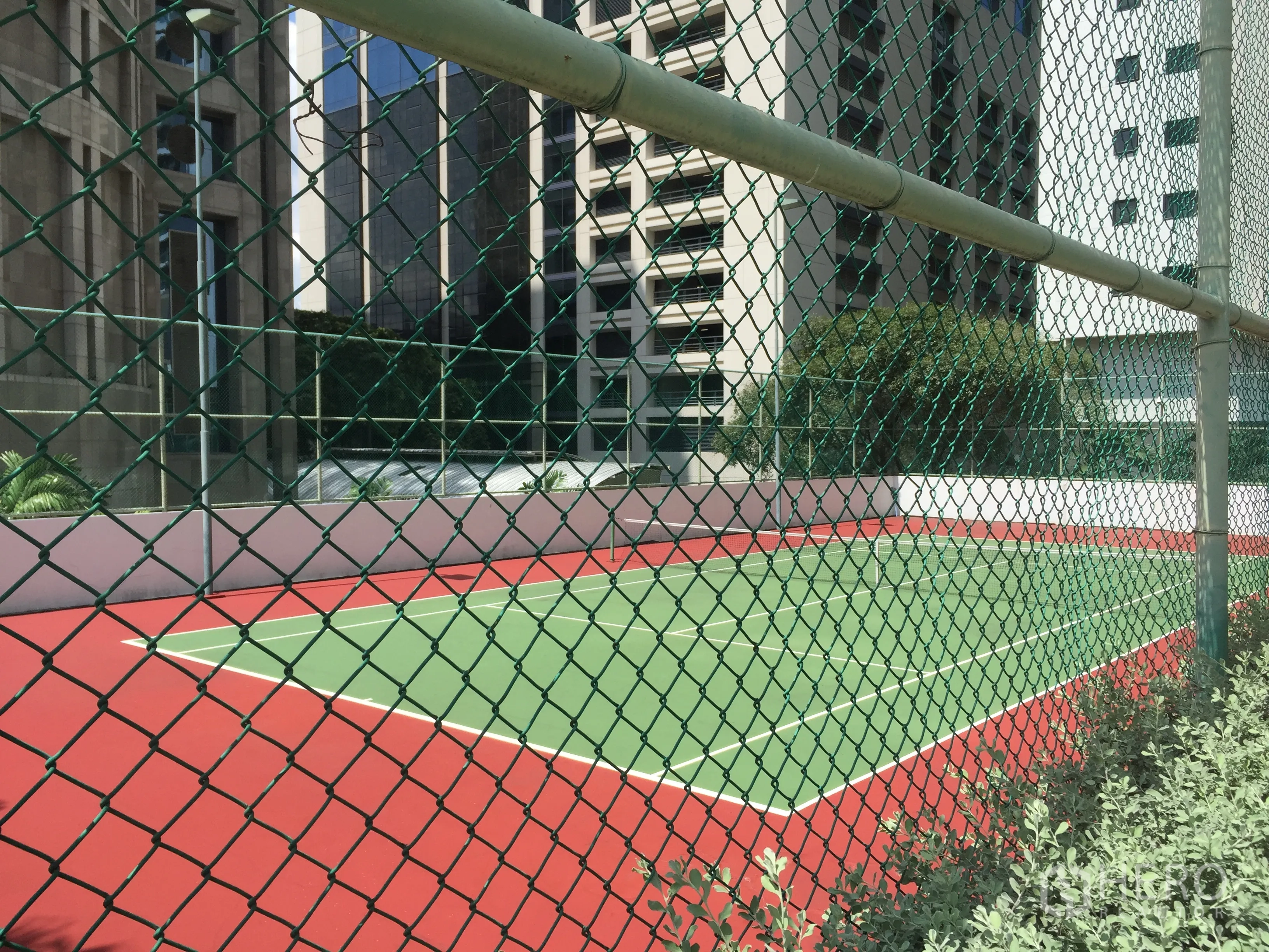 公寓 出租在Pathum Wan, Bangkok - 公寓网球场，红绿场地，被高楼环绕。