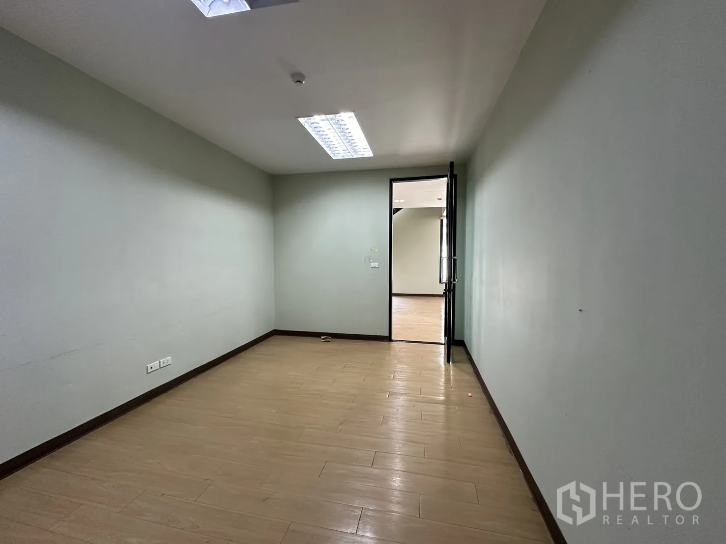 带办公室的家 出租在Prawet, Bangkok - 独立小办公室，木纹地面与单扇门。