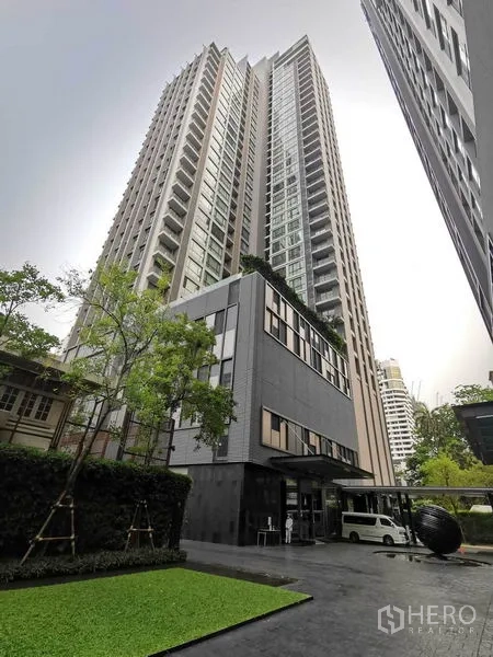 Condominium for rent in Watthana, Bangkok - High-rise condominium tower in Watthana with landscaped entrance and covered drop-off.