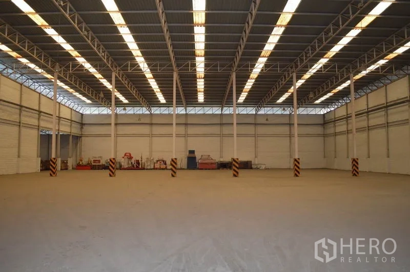 Warehouse for rent in Bang Sue, Bangkok - Spacious warehouse interior with high steel-truss roof, skylight panels and open 1,000 sqm floor area.