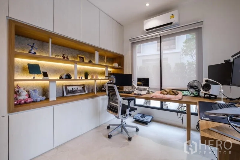 บ้าน ให้เช่าในPhasi Charoen, Bangkok - ห้องทำงานที่บ้าน ชั้นวางบิลท์อิน โต๊ะยาว และแสงธรรมชาติ