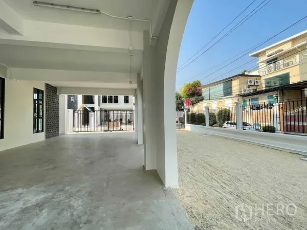 带办公室的家 出租在Bang Kapi, Bangkok - 带顶车道与入口，面向围栏街区的大门。