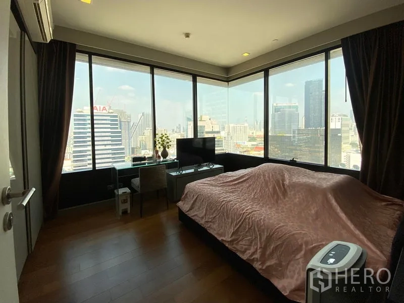 Condominium for rent in Bang Rak, Bangkok - Corner master bedroom with panoramic windows and sweeping city views.