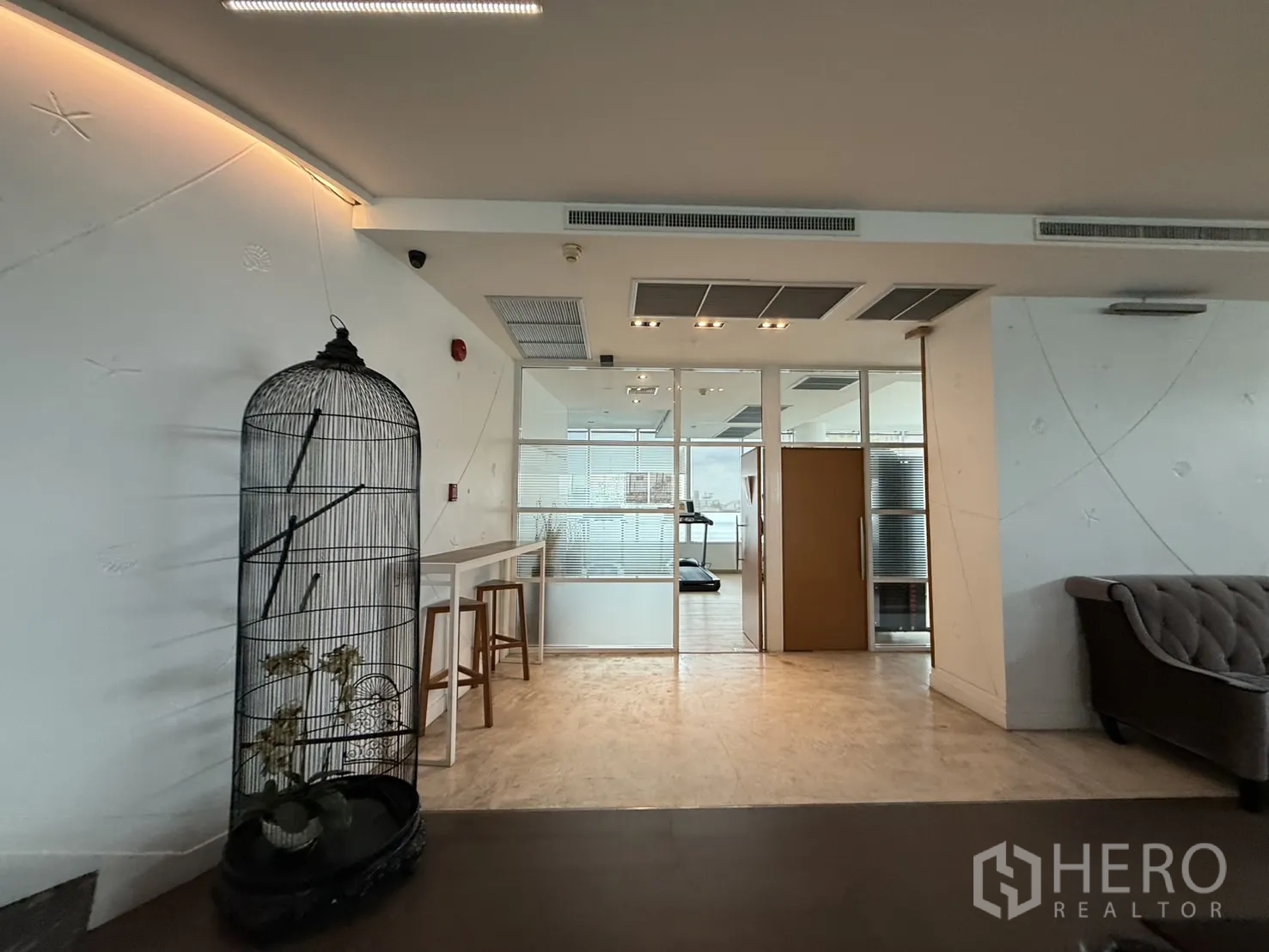 Condominium for rent in Phaya Thai, Bangkok - Resident lounge and casual workspace beside the pool with bar‑height seating.