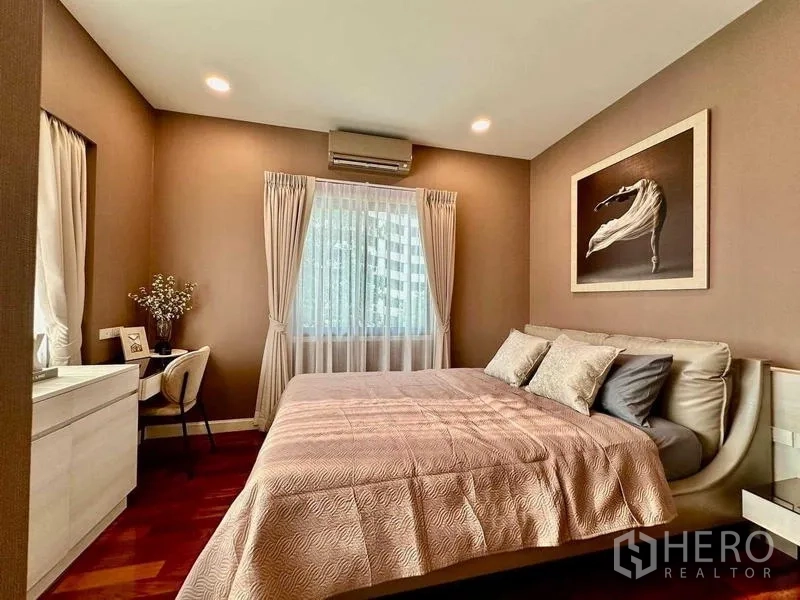 独立式住宅 出租在Bang Phli, Samut Prakan - 暖色系卧室，带书写角、窗帘与柔和灯光。